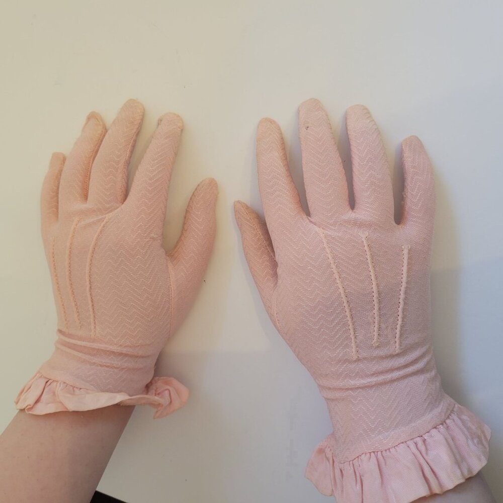 Vintage Hollywood Pink Ruffled Gloves Lightweight Chevron Pattern Elegant Style